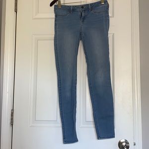 2 for $10💧Light Wash Hollister skinny jeans